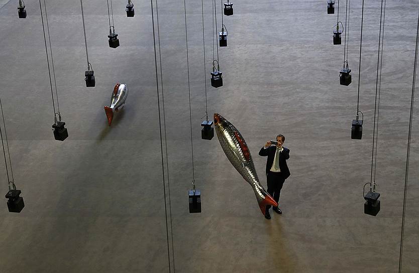 Лондон, Великобритания. Мужчина делает снимок инсталляции французского художника Филиппе Паррено 