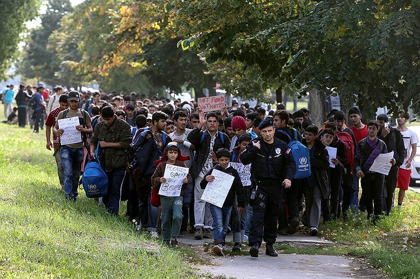 Белград, Сербия. Беженцы и мигранты идут к венгерской границе