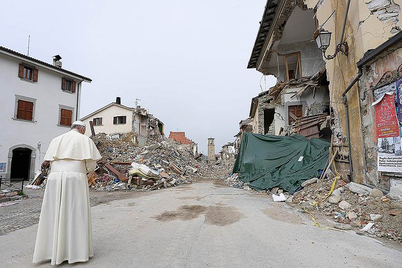 Аматриче, Италия. Папа римский Франциск молится на руинах города, оставших в результате землетрясения