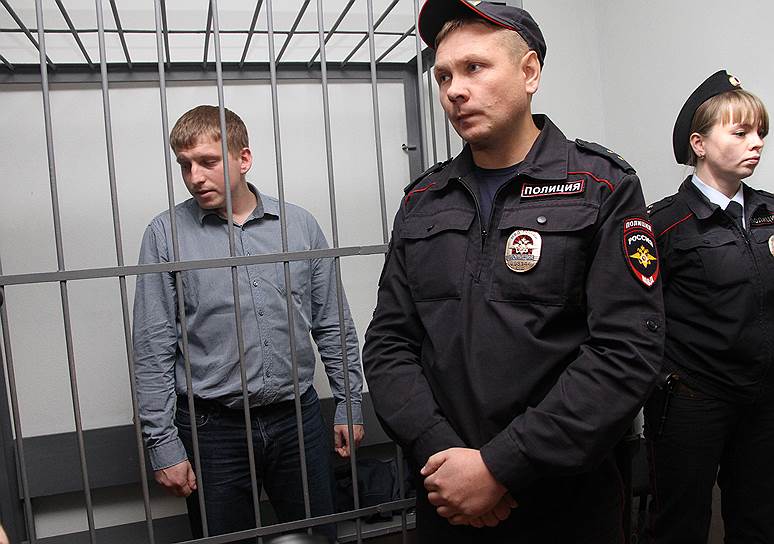 Оперуполномоченный по раскрытию тяжких и особо тяжких преступлений Анатолий Куриленко (слева)