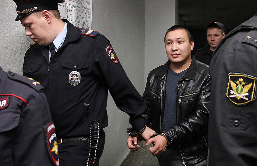 Оперуполномоченный отделения по раскрытию тяжких и особо тяжких преступлений Абай Маманов (второй слева) 