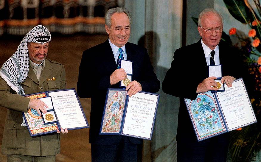 В 1994 году премию мира получили палестинский лидер Ясир Арафат(слева), премьер и глава МИД Израиля Ицхак (справа) Рабин и Шимон Перес (в центре). Годом ранее в Осло они подписали соглашения, по которым была создана Палестинская национальная администрация. В последние годы палестино-израильский конфликт вновь стал источником напряженности в регионе