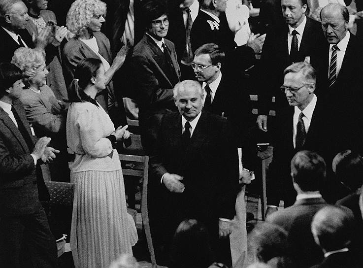 В 1990 году президент СССР Михаил Горбачев получил премию мира за усилия по прекращению холодной войны. В декабре 1991 года Советский Союз распался. В XXI веке противостояние России и США во внешней политике возобновилось