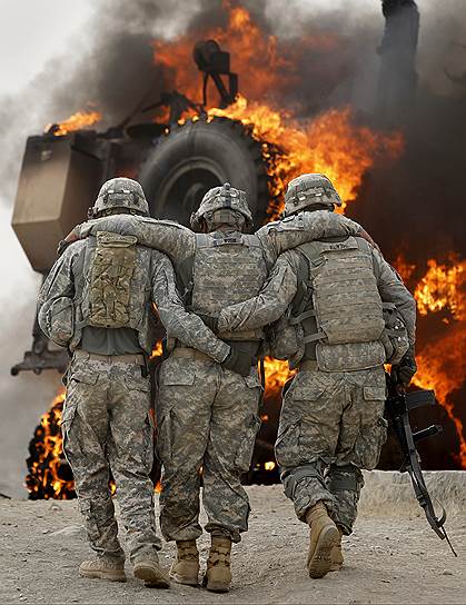 Американские солдаты помогают товарищу после взрыва самодельного устройства в районе Аргандэб
