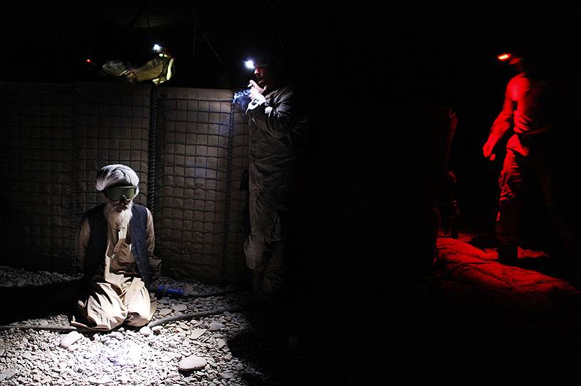 Афганец, задержанный морской пехотой США на базе талибов в провинции Гильменд