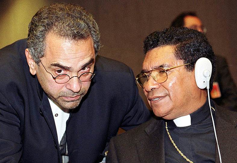 В 1996 году за решение конфликта в Восточном Тиморе лауреатами премии стали епископ Карлуш Белу (слева) и лидер сепаратистов Жозе Рамуш-Орта. Индонезийская оккупация Восточного Тимора при этом продолжилась. В 1999 году здесь прошел референдум, на котором 78,5% граждан высказались за независимость. В 2002 году Восточный Тимор стал суверенным государством