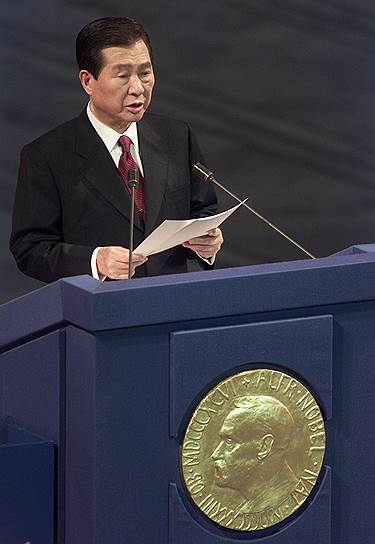 В 2000 году президент Южной Кореи Ким Дэ Чжун был отмечен за подписание соглашения о примирении и экономическом сотрудничестве с КНДР. В 2006 году отношения между странами резко обострились после проведения Северной Кореей ядерных испытаний. Стороны регулярно обмениваются взаимными угрозами