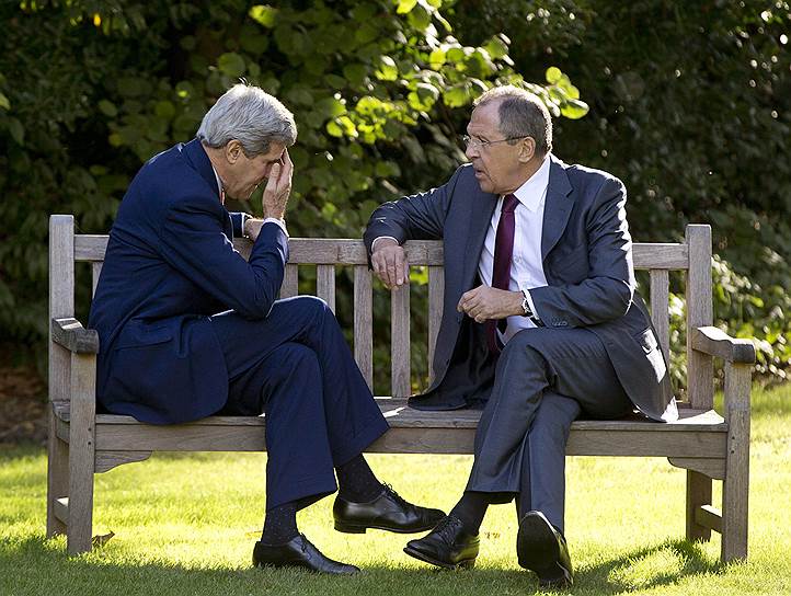 Госсекретарь США Джон Керри (слева) и министр иностранных дел России Сергей Лавров