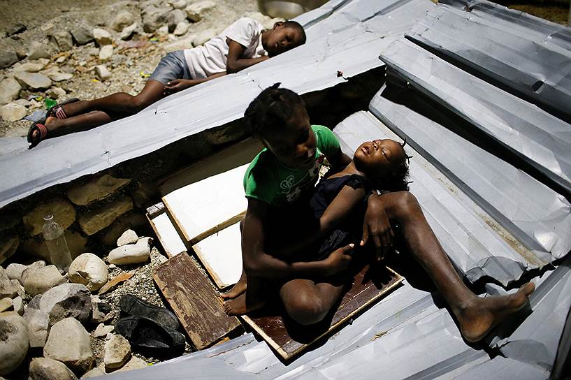 Жереми, Гаити. Дети спят на кусках металла, из которых до урагана Мэттью была сделана крыша школы