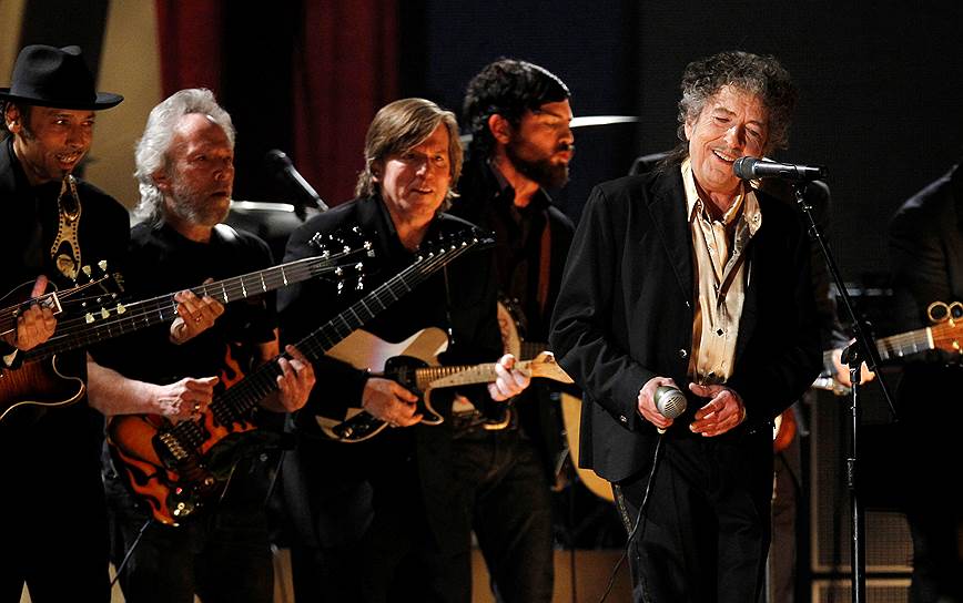 Американский певец Боб Дилан (справа)