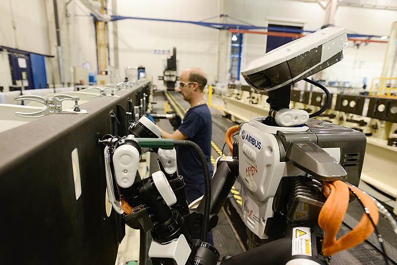 Завод Airbus, Кадис, Испания. Робот-гуманоид участвует в сборке узлов воздушного судна. Экспериментальный проект начался в 2014 году 