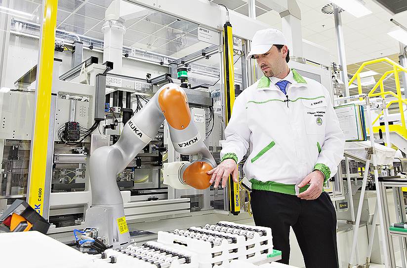 Завод &amp;#352;koda, Врхлаби, Чехия. Робот легкой конструкции помогает инженерам собирать и устанавливать узлы коробки переключения передач. Роботов внедрили в декабре 2015 года 