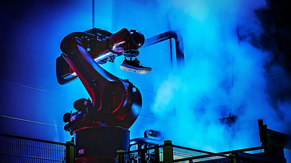 Завод Adidas, Ансбах, Германия. На экспериментальном производстве роботы собирают спортивную обувь. К 2017 году завод откроется на полную мощность, всю механическую работу будут выполнять роботы, а контролировать их будут 160 специалистов 