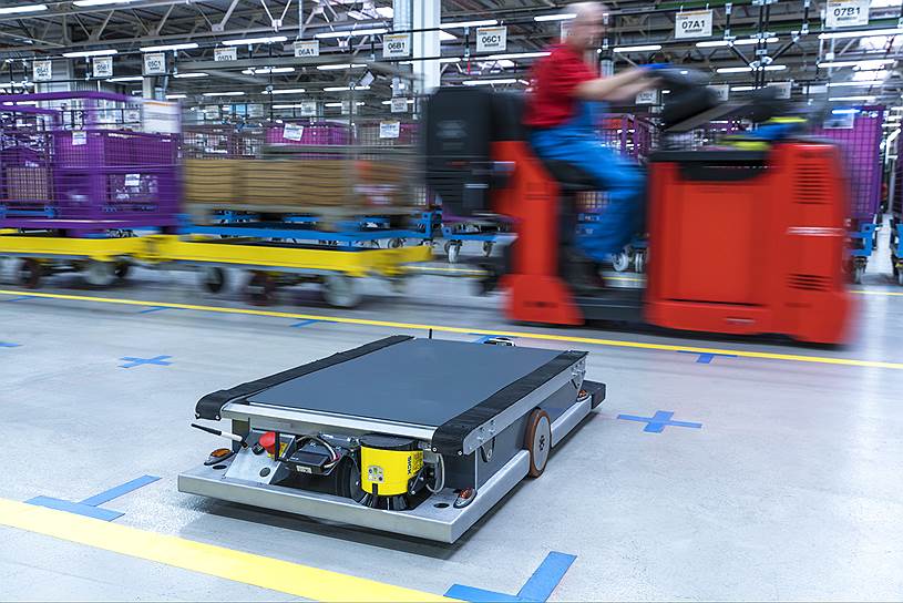 Завод BMW, Ваккерсдорф, Германия. В марте 2016 года на заводе автогиганта появились роботизированные самоуправляемые тележки, которые, по расчетам компании, позволят снизить затраты на производство одного автомобиля на 5% 