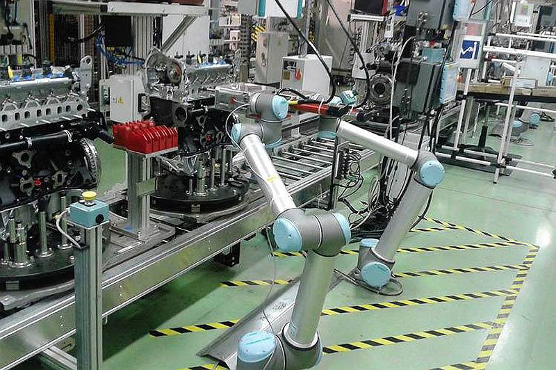 Заводе Renault, Клеон, Франция. В 2015 году на заводе появилось 15 роботов от датской компании Universal Robots. Они не только участвуют в сборке двигателей, но и проверяют точность проделанной людьми работы 