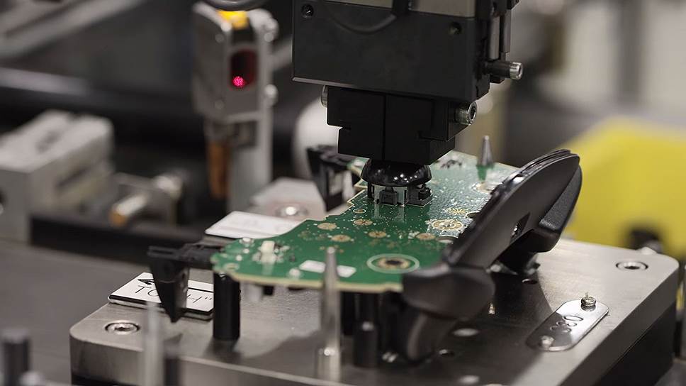 Завод Valve, Бельвю, США. В декабре 2015 года компания выпустила видео, на котором всю сборку контроллера для игровой приставки выполняют роботы. Люди принимают участие в производственной цепочке только на стадии оценки результата 