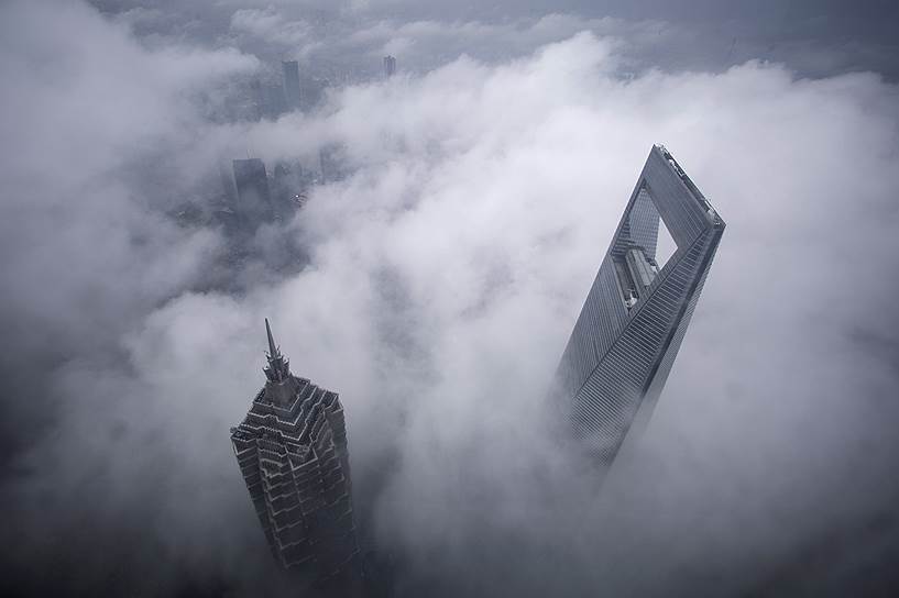 Высота возведенного в 2008 году Шанхайского всемирного финансового центра — 494,3 м. В 101-этажном здании имеются офисы, рестораны, 5-звездочный Park Hyatt, 91 лифт (до 10 м/с), парковка с 1,1 тыс. мест. Последняя смотровая площадка располагается на высоте 472 м, что делает одной из самых высоких в мире. Здание способно выдержать землетрясение в 10 баллов