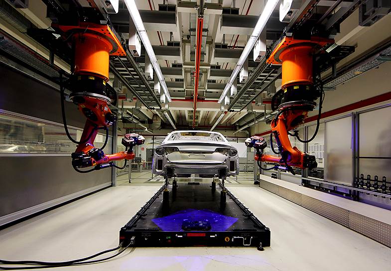 Завод Audi, Ингольштадт, Германия. Робот для сварки компонентов корпуса и узлов автомобиля. Всего на заводе около 800 роботов, которые работают 24 часа в сутки 