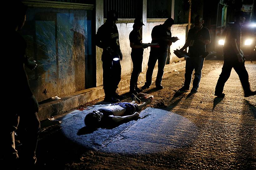 Манила, Филиппины. Убитый в ходе нарковойны мужчина