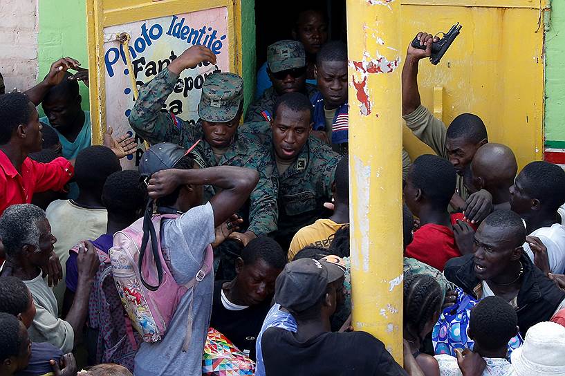 Жереми, Гаити. Солдаты стреляют в воздух, чтобы успокоить людей в очереди за гуманитарной помощью 