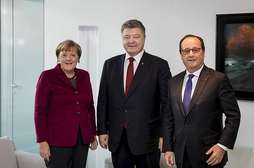 Слева направо: канцлер ФРГ Ангела Меркель, президент Украины Петр Порошенко и президент Франции Франсуа Олланд