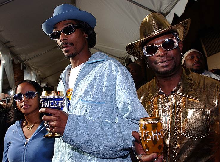 В 2001 году на экраны вышла комедия «Мойка», где Snoop Dogg и Dr. Dre исполнили главные роли. Это был не первый опыт в кино — до этого Snoop играл в детективах и криминальных драмах&lt;br>На фото: Snoop Dogg на премьере фильма «Мойка»