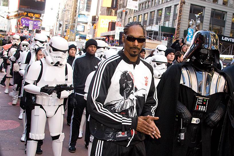 Крупные компании регулярно привлекают рэпера для продвижения своих продуктов. Snoop Dogg снимался в рекламе алкогольных напитков, хот-догов и пиццы. Несмотря на такой имидж, в 2010 году производитель спортивной одежды Adidas пригласила рэпера поучаствовать в своей рекламной кампании (на фото)