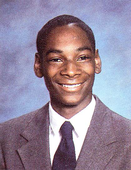 Snoop Dogg (настоящее имя — Келвин Кордозар Бродус-младший) родился 20 октября 1971 года в Калифорнии. Отец ушел из семьи практически сразу после рождения сына — его заменил отчим, чье имя и получил будущий рэпер. «Мама дала мне мой псевдоним. Я очень любил мультик со Snoopy. Я стал подражать ему, и мама начала называть меня Snoopy»,— рассказывал рэпер о своем детстве