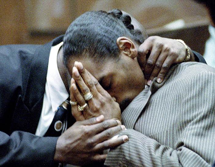 На волне популярности в 1993 году Snoop Dogg был арестован по подозрению в убийстве — его телохранитель застрелил мужчину, пытавшегося напасть на рэпера. Обвинения сняли только в феврале 1996 года, а действия охранника признали самообороной&lt;br>На фото: Snoop Dogg и его телохранитель Маккинли Ли во время судебного разбирательства