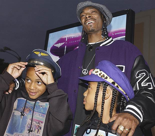 В 1997 году Snoop Dogg женился на своей школьной подруге Шанте Тейлор. Через семь лет они развелись, но с 2008 года пара вновь живет вместе и воспитывает детей: сыновей Корди, Корделла и дочь Кори&lt;br>На фото: Snoop Dogg с сыновьями