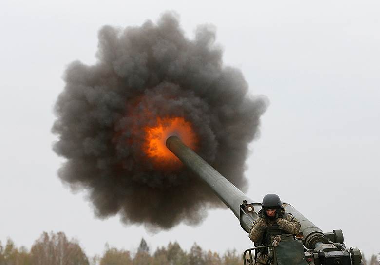 Девички, Украина. Залп из самоходной пушки 2С7 «Пион» во время учений 