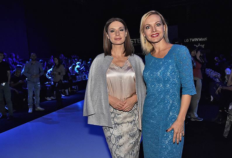 Актриса Ирина Лачина (слева) во время показов в Гостином дворе в рамках недели моды в Москве «Сделано в России»