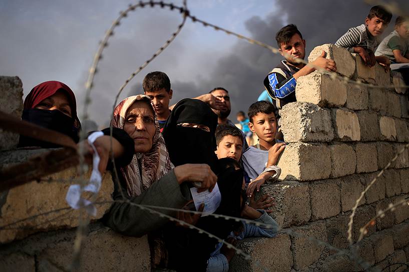 Кайяра, Ирак. Беженцы из Мосула ждут гуманитарной помощи