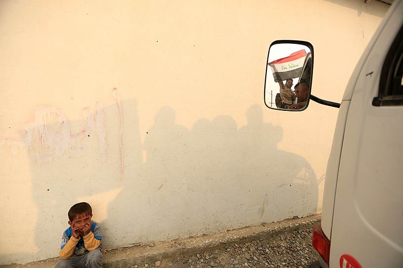 Эрбиль, Ирак. Мальчик смотрит, как военные готовятся к наступлению на Мосул