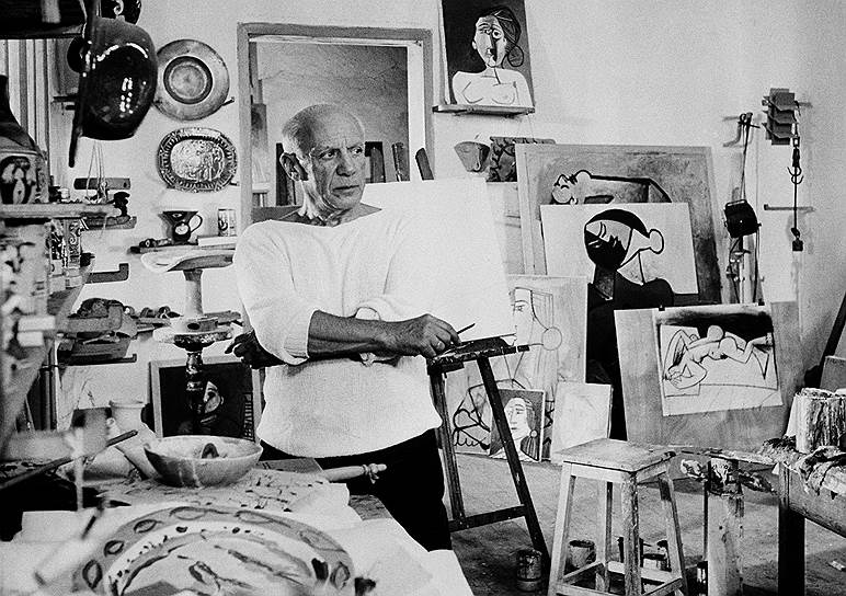 С середины 1920-х годов и до Второй мировой войны в творчестве Пикассо наступает период нервных поисков, которые иногда называют сюрреалистическим периодом. Художник теряет контроль над формой, рисует абстрактные картины, образы на которых раздуты до абсурда. В то же время он начинает экспериментировать со скульптурой, в которой также отражаются тревожные настроения — монструозные формы, сочетающие реализм и абсурд