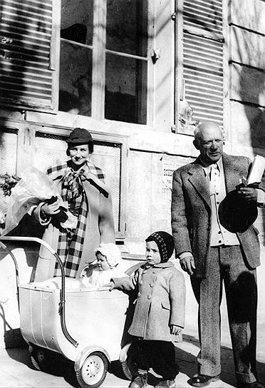 После этого у Пабло Пикассо было несколько продолжительных романов. В 1935 году у него родилась дочь Майа от Мари-Терез Вальтер. В 1947 во время романа с художницей Франсуазой Жило родился второй сын Клод, а позднее — дочь Палома&lt;br>На фото: Пабло Пикассо с Франсуазой Жило и их детьми
