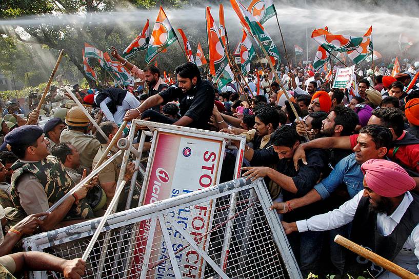Чандигарх, Индия. Демонстранты пытаются прорваться через баррикады, построенные полицией
