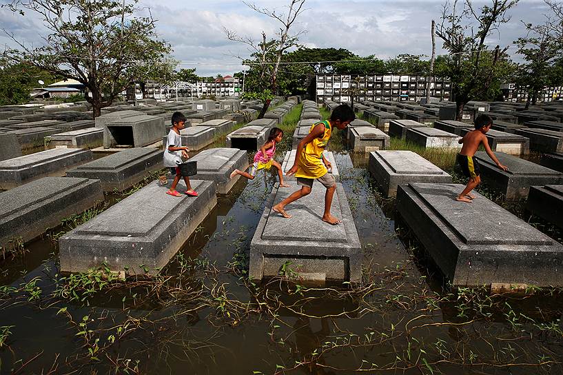 Пампанга, Филиппины. Дети на затопленном кладбище
