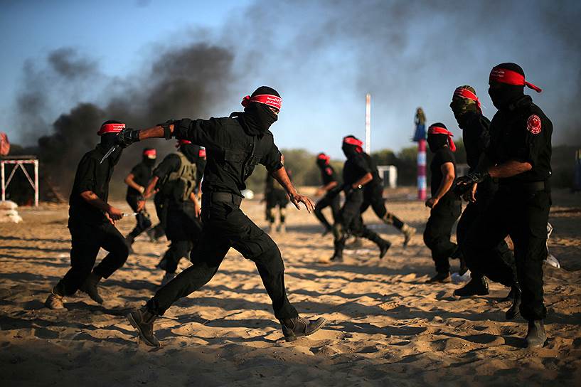 Сектор Газа. Бойцы палестинской бригады Национального сопротивления во время показательных выступлений 
