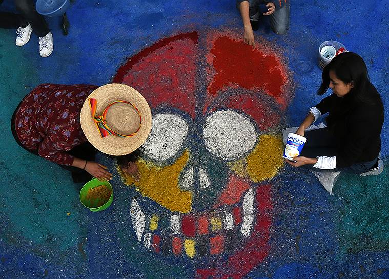 Мехико, Мексика. Местные жители готовятся ко Дню мертвых 