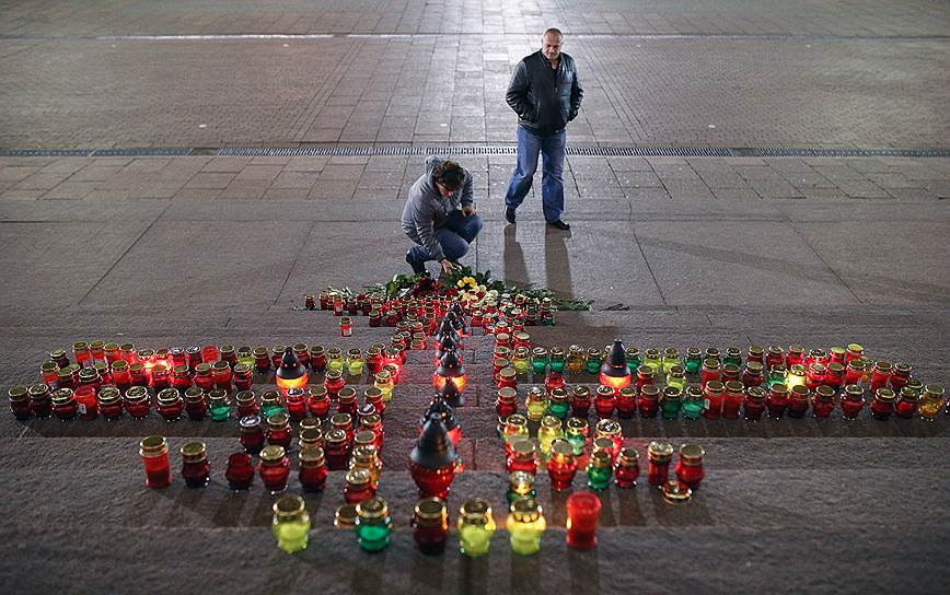 Москвичи приносили цветы и свечи к храму Христа Спасителя