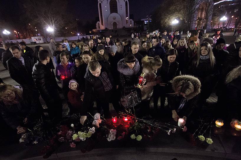 Крушение стало самой массовой гибелью граждан России в авиакатастрофе
&lt;br>На фото: жители Калининграда возлагают цветы, свечи и детские игрушки в память о жертвах катастрофы на площади Победы