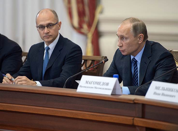 Первый заместитель главы администрации президента России Сергей Кириенко (слева) и президент России Владимир Путин 
