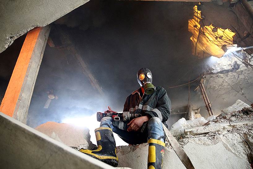 Дамаск, Сирия. Член организации «Белые каски» в одном из разрушенных бомбардировками доме