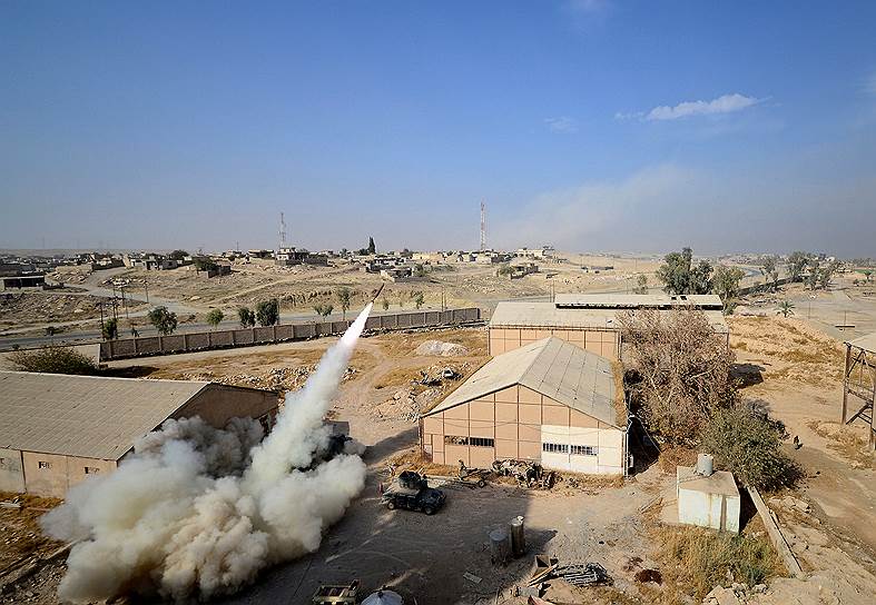 Мосул, Ирак. Иракские военные бомбят позиции «Исламского государства» в городе