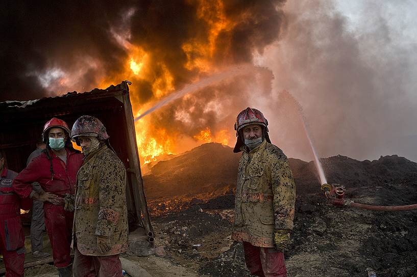 Кайяра, Ирак. Пожарные тушат подожженное боевиками «Исламского государства» нефтяное месторождение