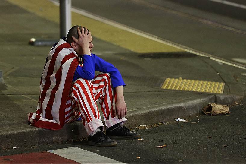 Сиэтл, США. Мужчина одетый в цвета национального флага во время акции против избрания Дональда Трампа президентом страны