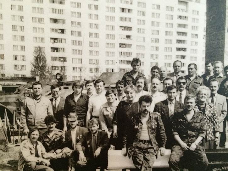 Михаил Лиходей (второй справа во втором ряду) на фоне дома, построенного для ветеранов-афганцев