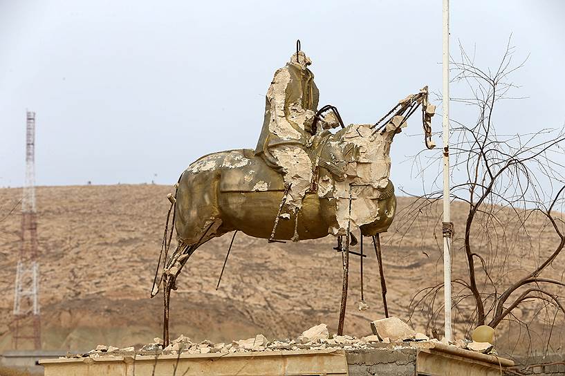 Башика , Ирак. Статуя, разрушенная террористами «Исламского государства»