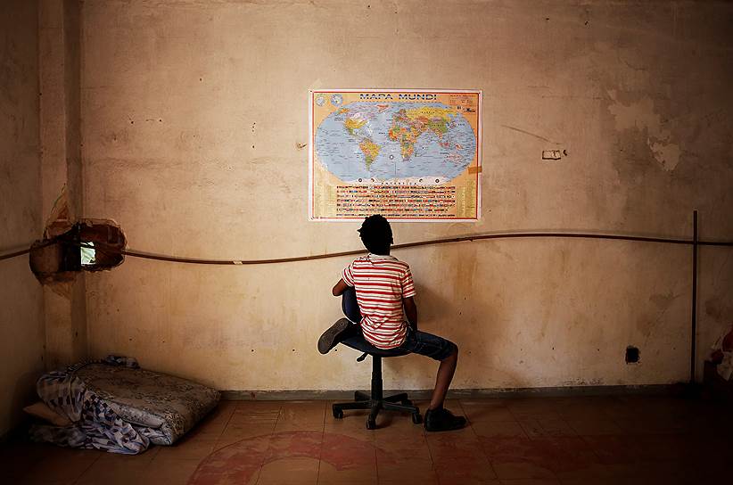 Сан-Паулу, Бразилия. 11-летний мальчик в квартире, где поселились потерявшие дом бразильцы